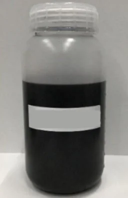 黒い液体の入った容器
