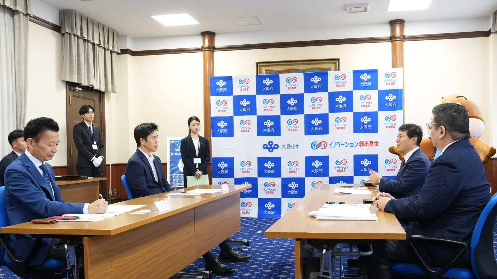 大阪府とイノベーション創出基金に関する会議または記者会見の様子