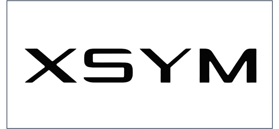白地に黒い文字で「XSYM」と書かれたロゴマークの画像です。シンプルで視認性の高いデザインが特徴です。