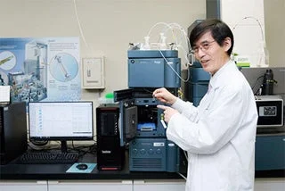研究室で実験する市瀬教授