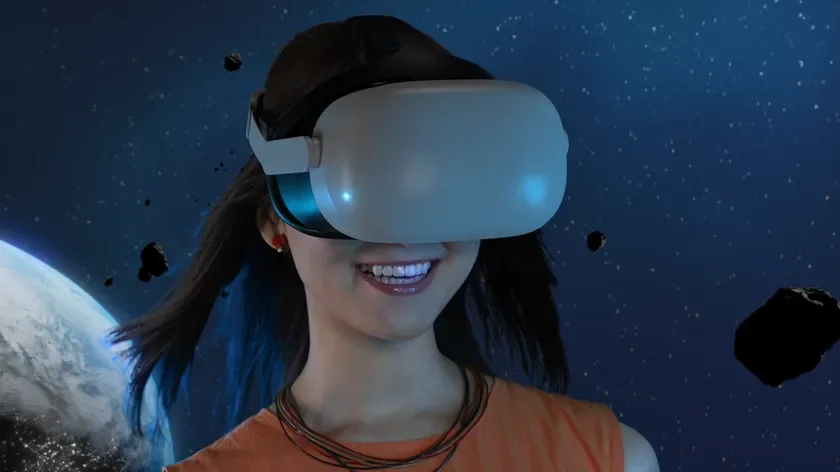 VRヘッドセットを装着した女性が宇宙空間を楽しんでいます