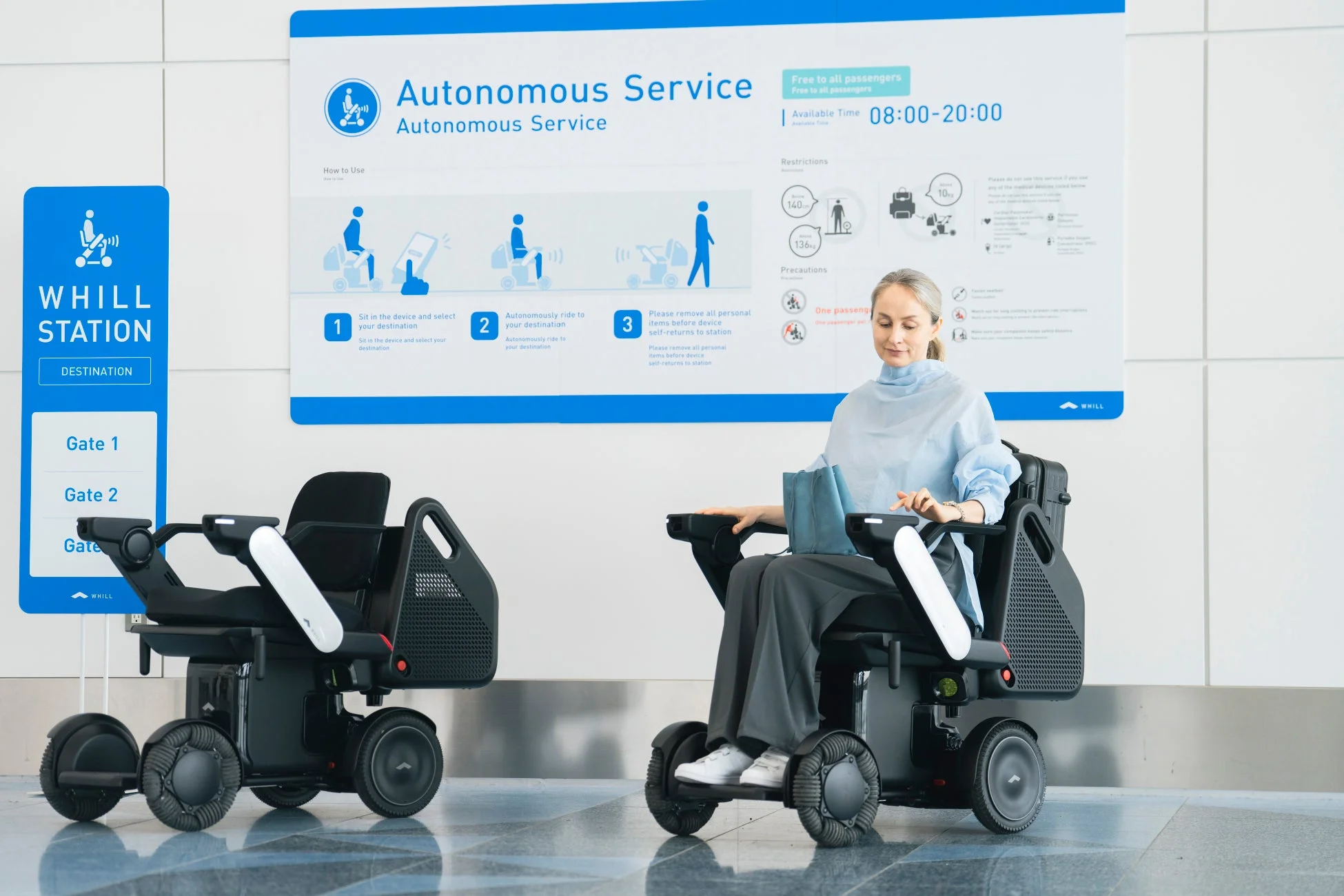 WHILL自動運転サービスの利用案内と利用者の様子