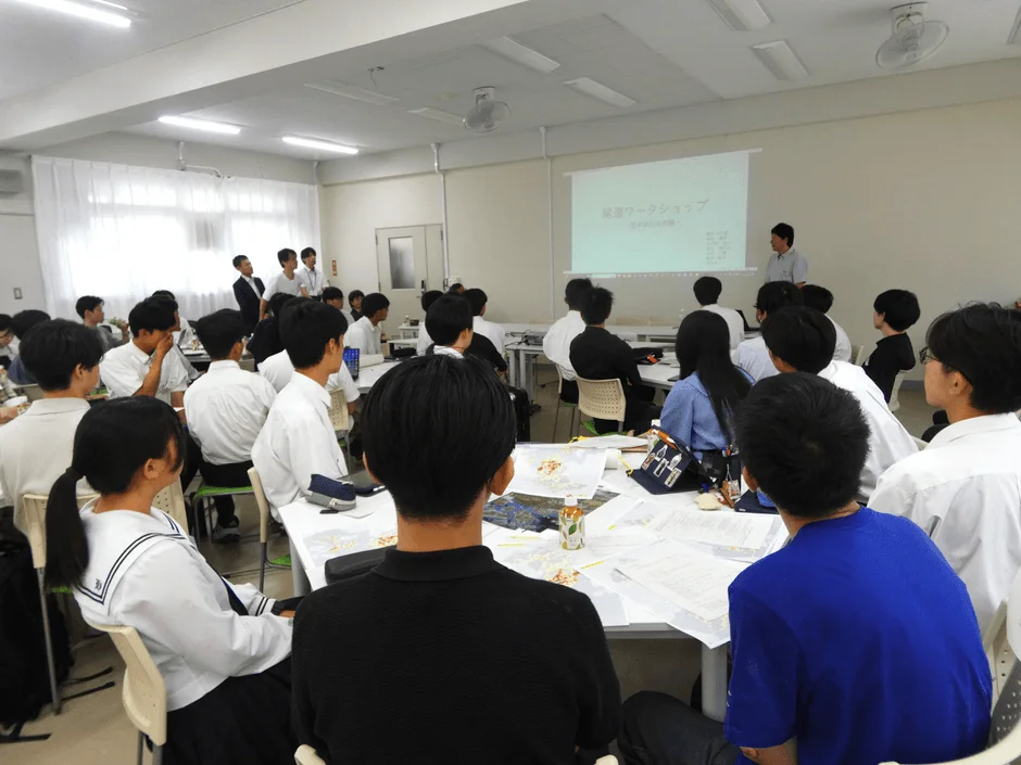 ワークショップで議論する学生たち