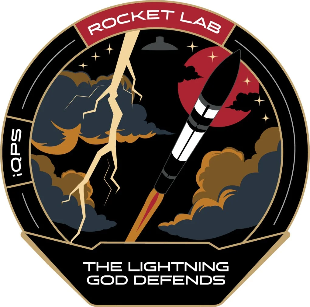 Rocket LabとiQPSのミッションパッチ「The Lightning God Defends」