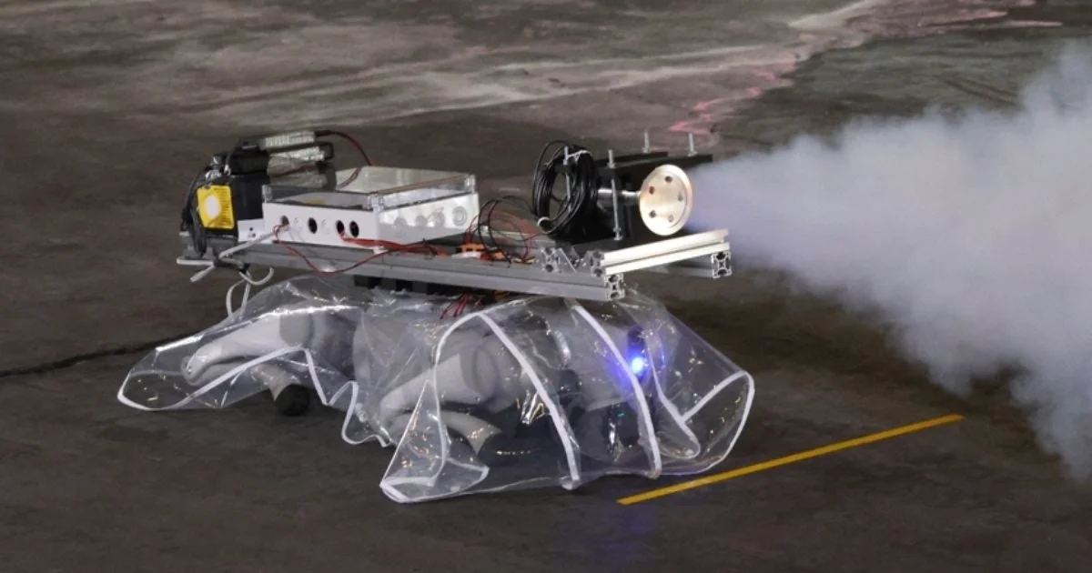 煙を噴射するロボットの実験風景