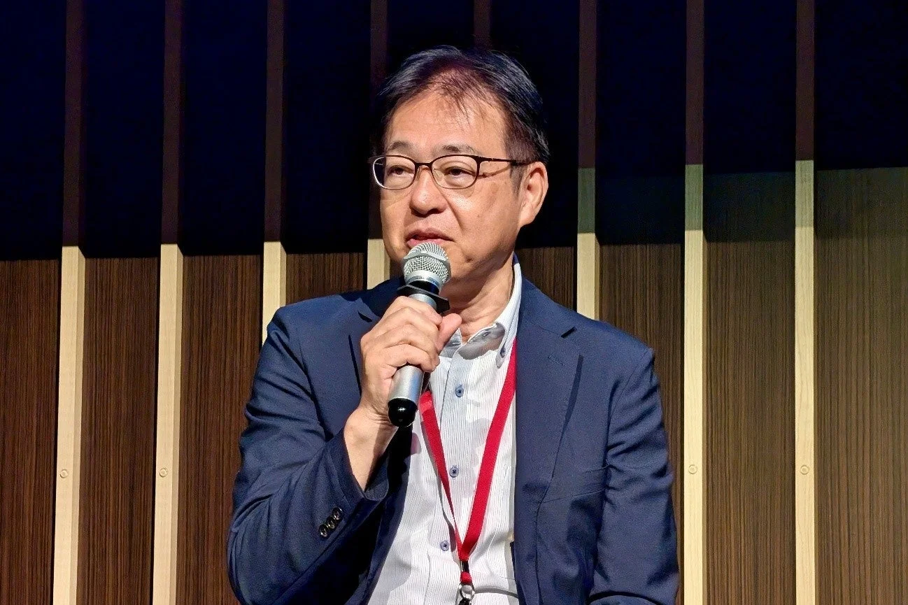 講演する新井氏