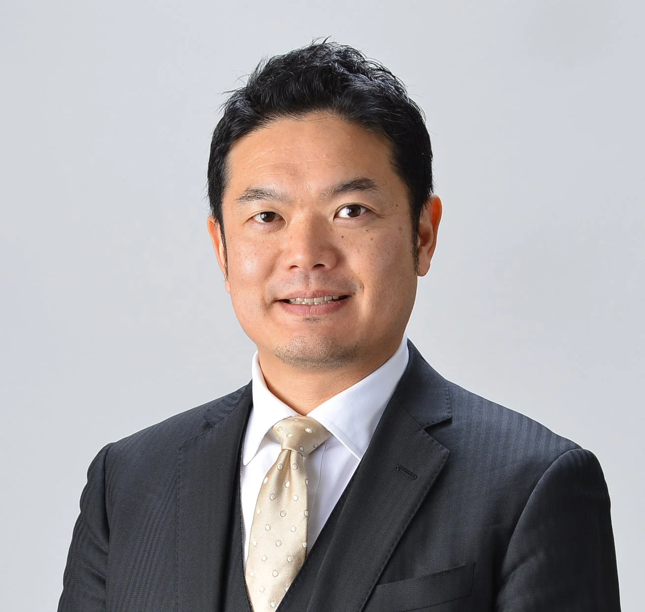 小栁智義氏