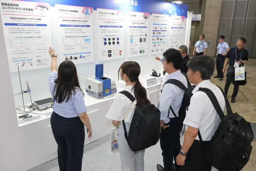 ラマン分光装置の展示