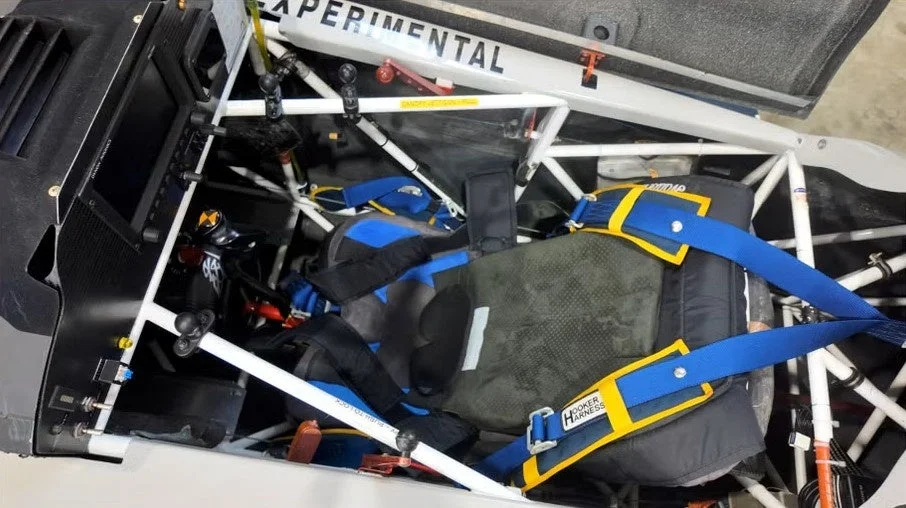 実験的な車両または航空機のコックピット内部