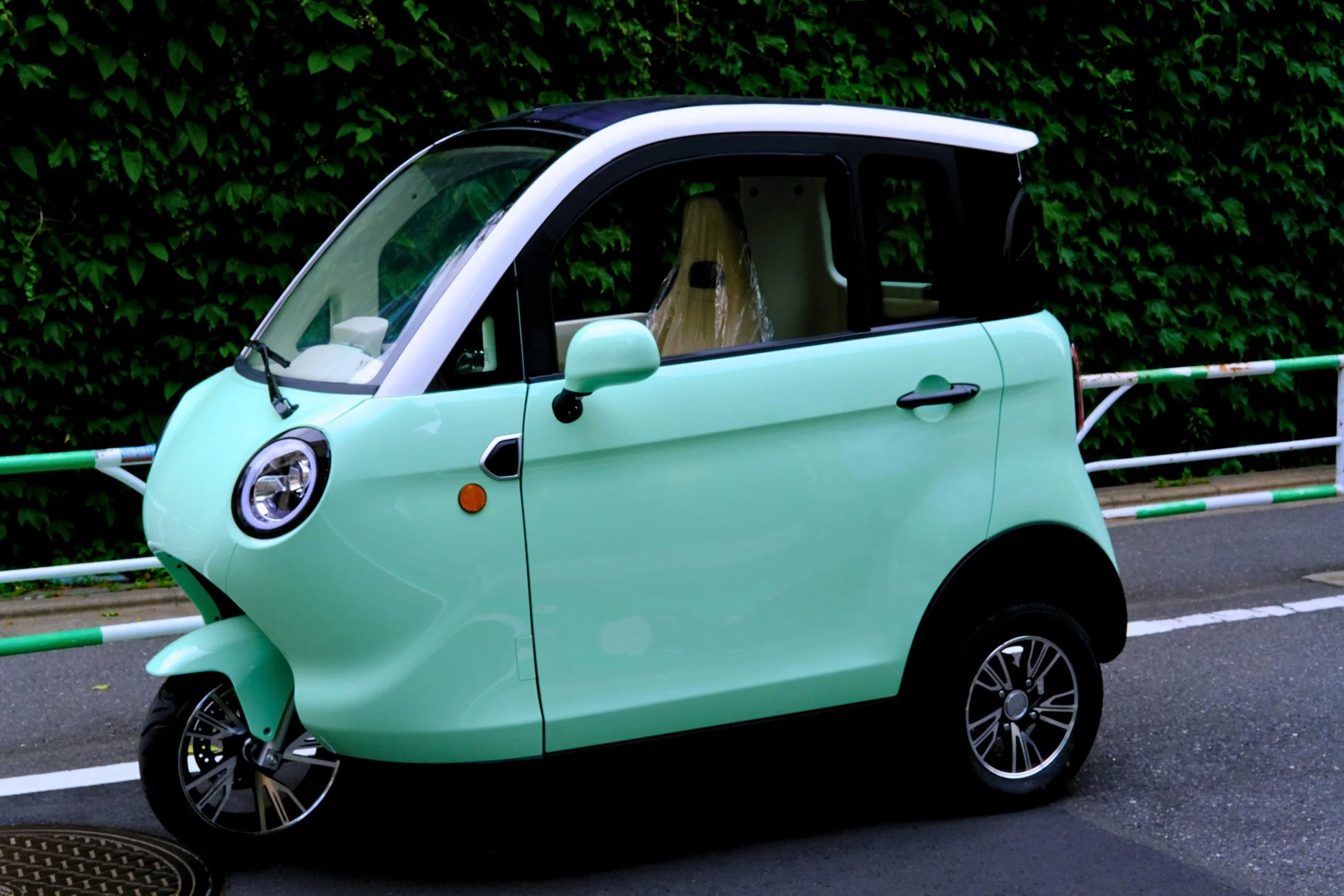 ミントグリーンのユニークな三輪自動車