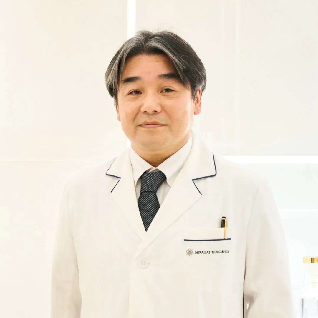 白衣を着用した清水宣明氏のポートレート