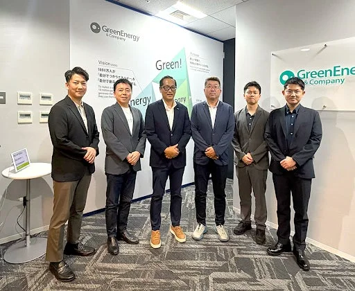 オフィスで並び立つ男性たち