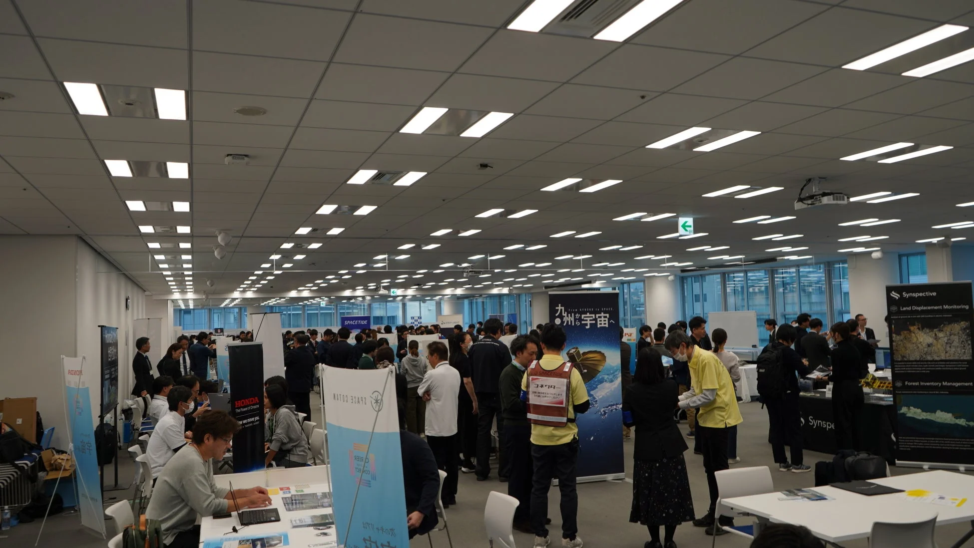 多くの人々が参加する企業展示会またはカンファレンスの会場風景