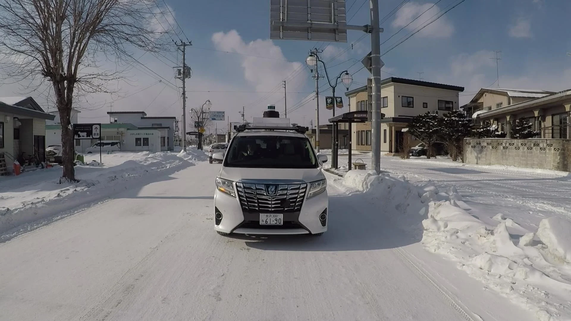 自動運転車が雪道を走行する様子