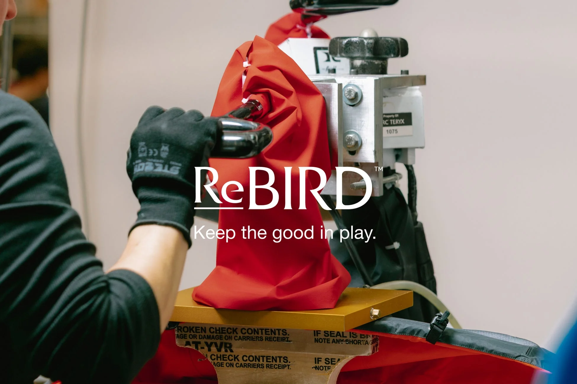 ReBIRD™のロゴと作業員の様子