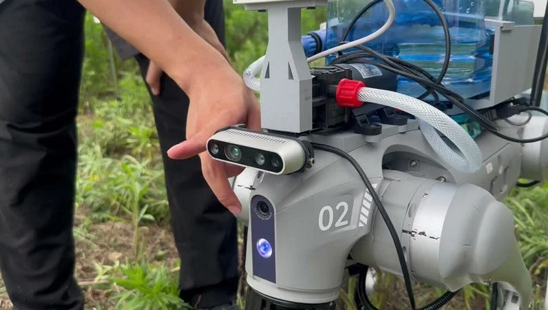 ロボットに触れる人の手