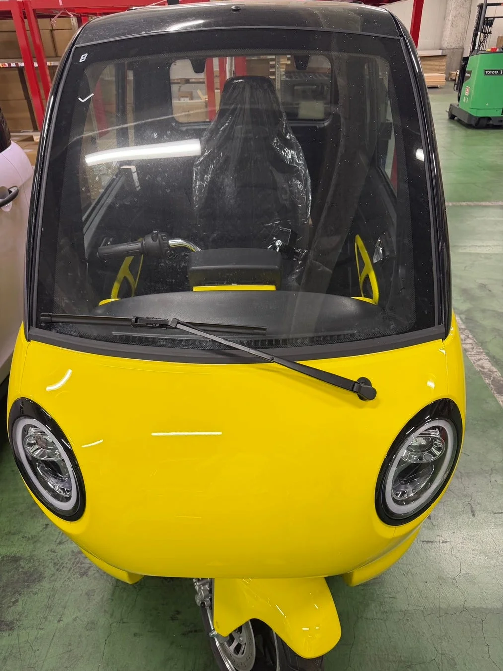 黄色い三輪自動車、倉庫内