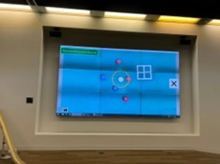株式会社CAC Holdingsの本社1階にある、CACボッチャコート。壁面には天井カメラと連携し、ゲームの盤面を映し出す大型モニターも備える(2)