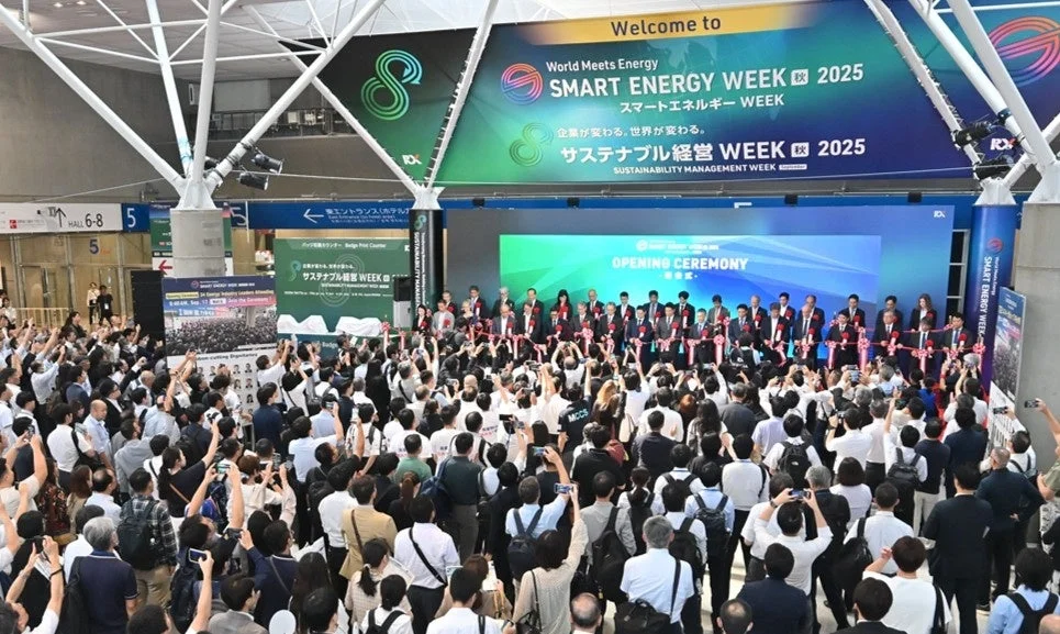 多くの参加者が見守る中、関係者がテープカットを行い、イベントの幕開けを祝う様子