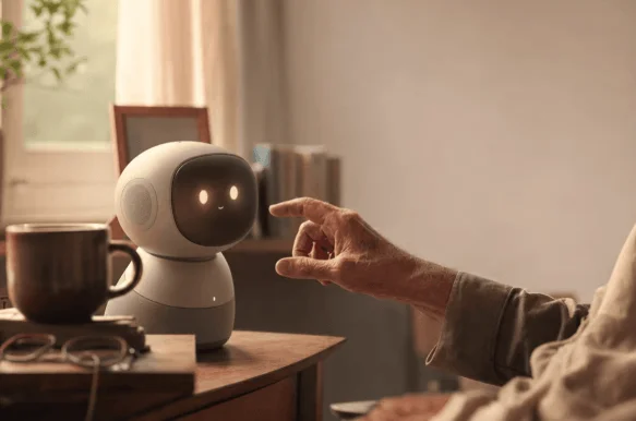 高齢者がAIロボットに触れている様子