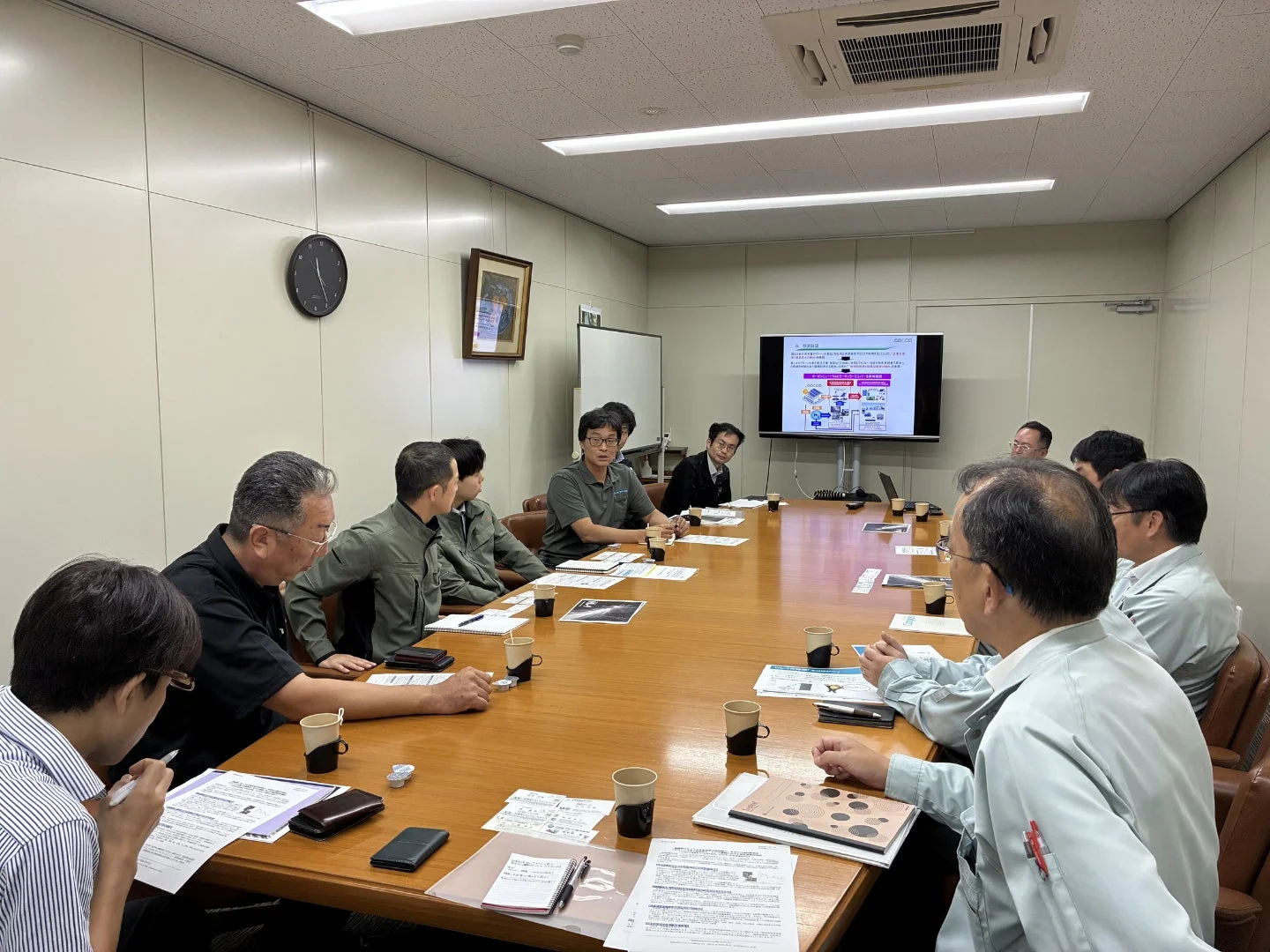 会議室で議論する人々
