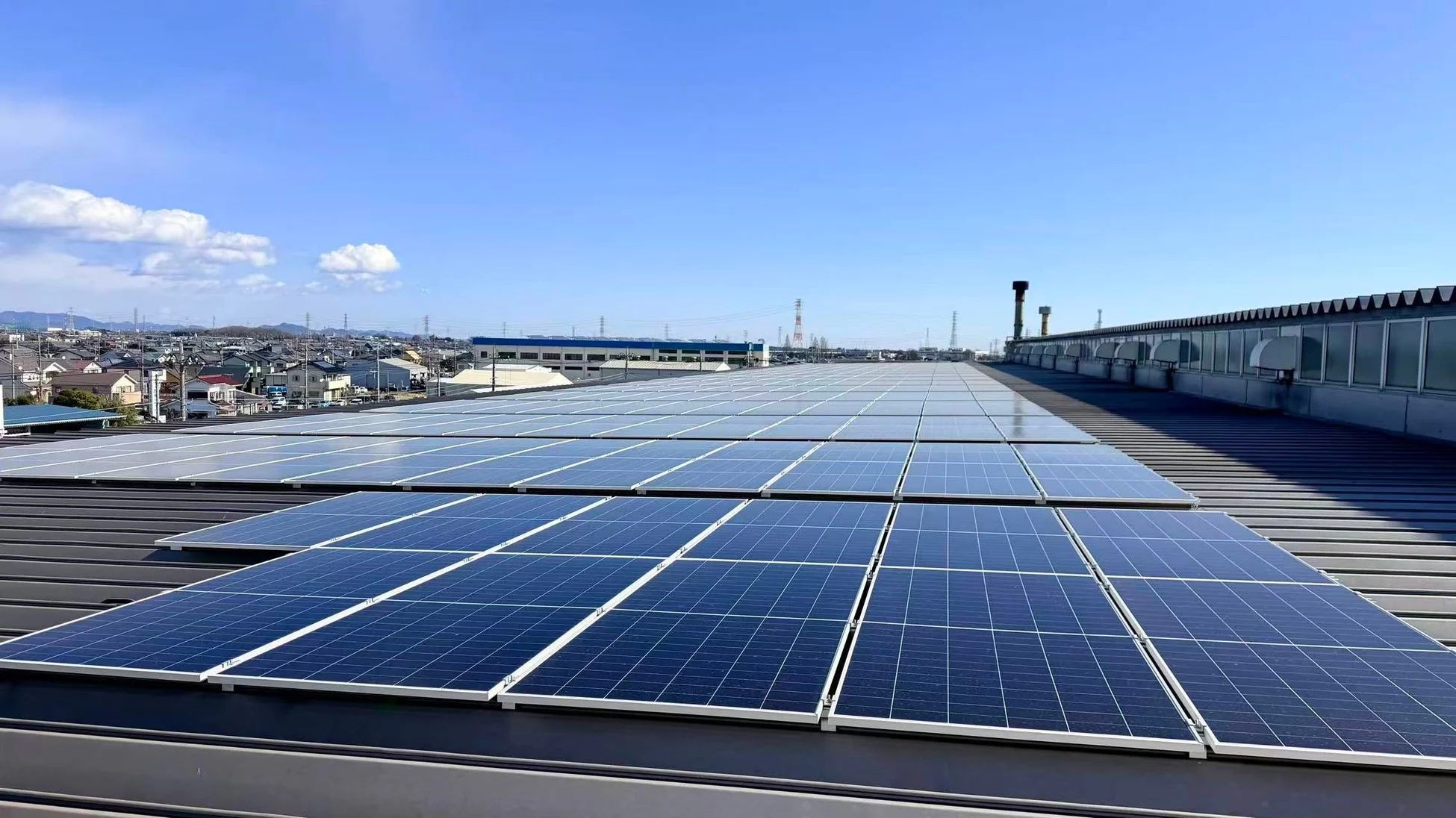 屋上に設置された太陽光パネル
