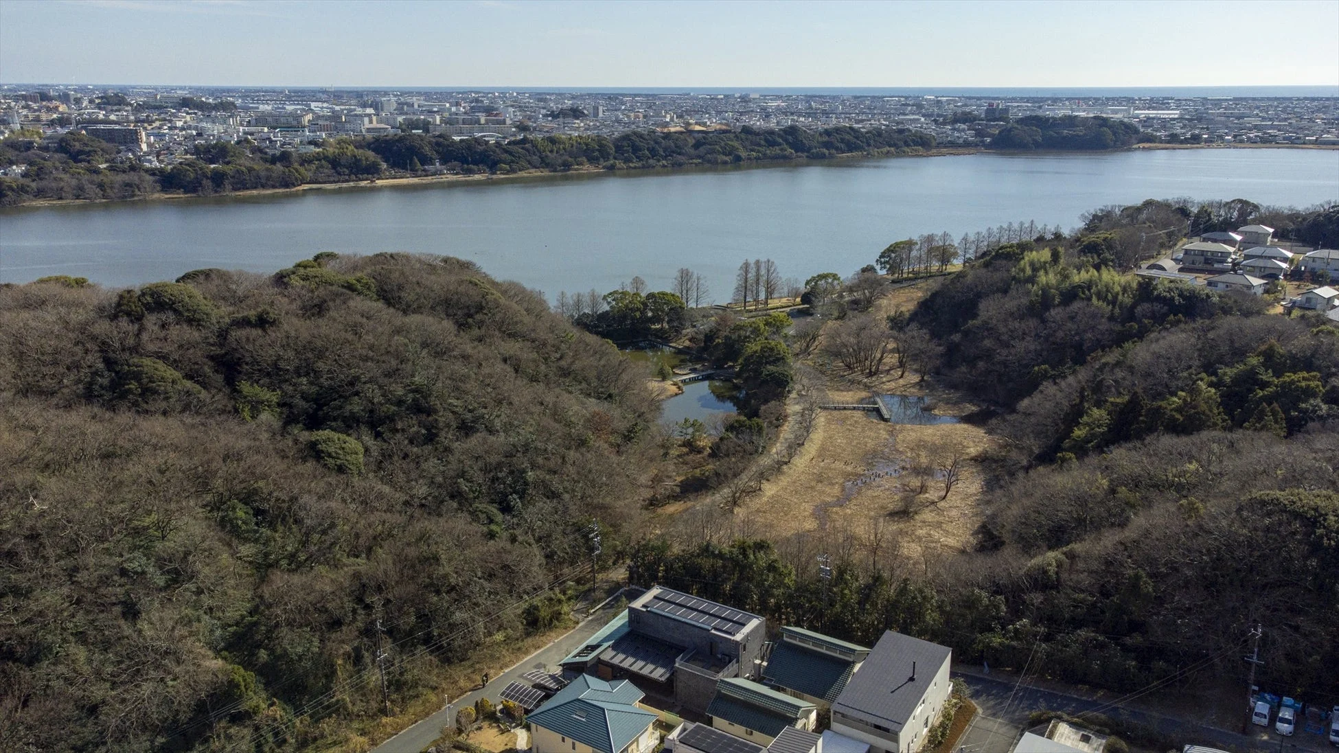 湖、都市、森林、住宅街、太陽光パネル、冬、俯瞰、自然景観、里山、水辺