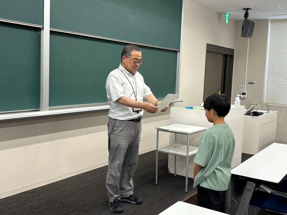 修了証授与の風景