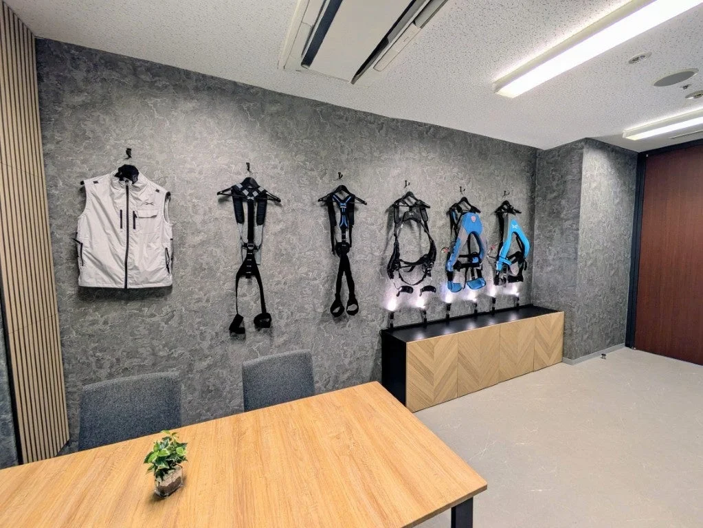 外骨格型ウェアラブルデバイスとベストが展示されたショールーム