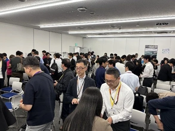 交流会で活発に意見交換する参加者たち