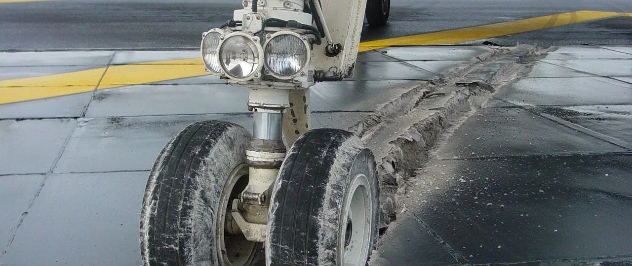 滑走路を進む航空機の降着装置