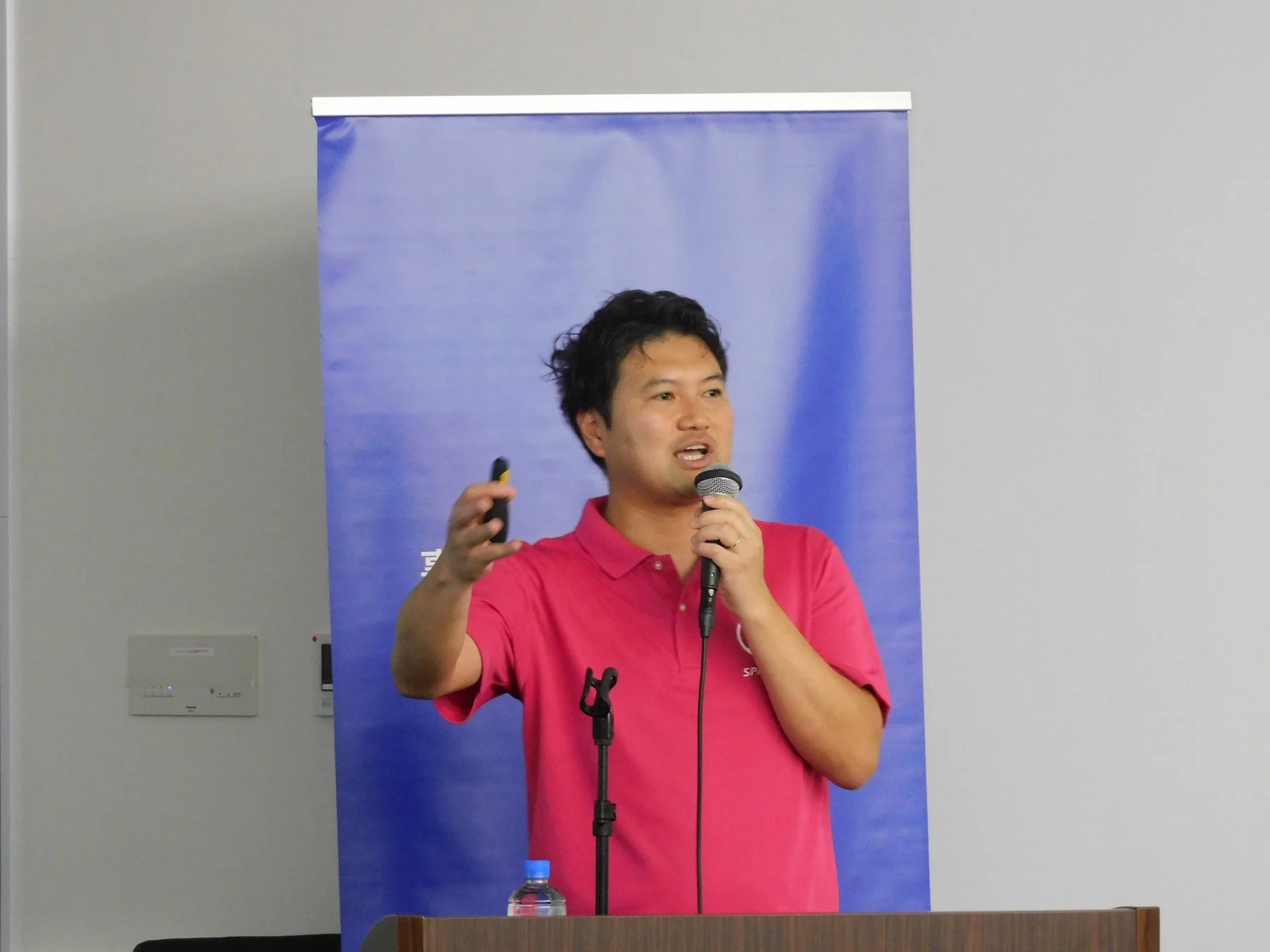 SPACETIDEの取り組み紹介で登壇する男性