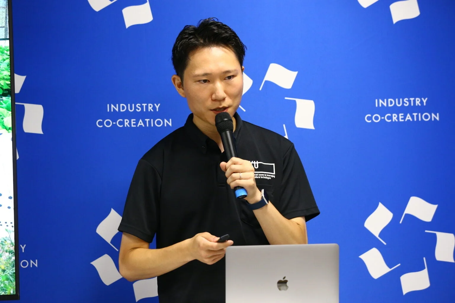 プレゼンテーション中の姫野亮佑氏