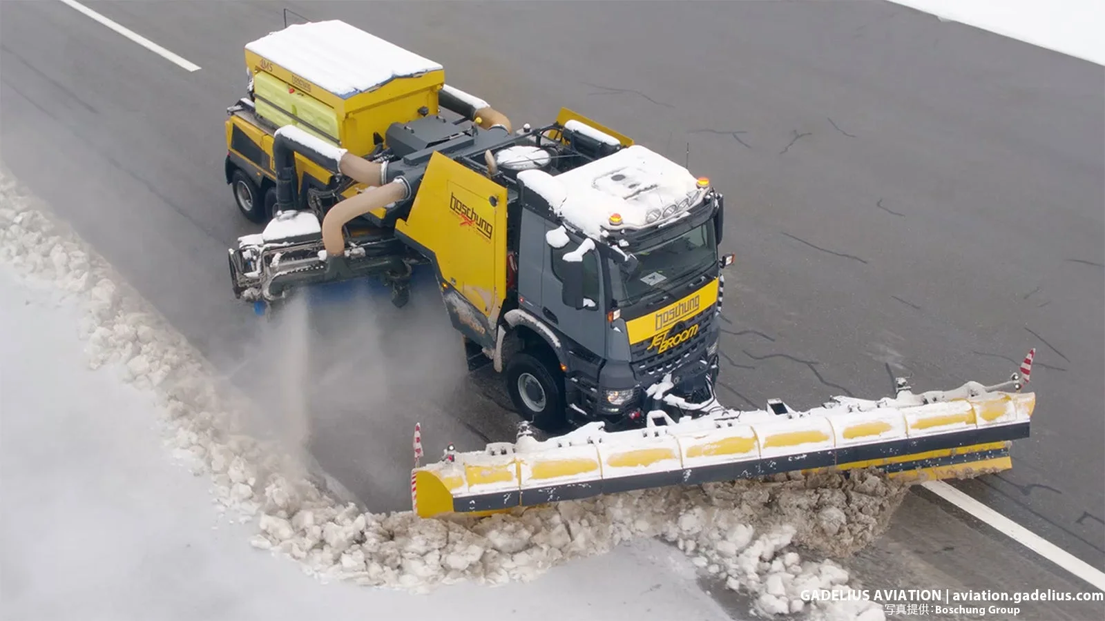 滑走路を除雪するBoschung Jet Broom
