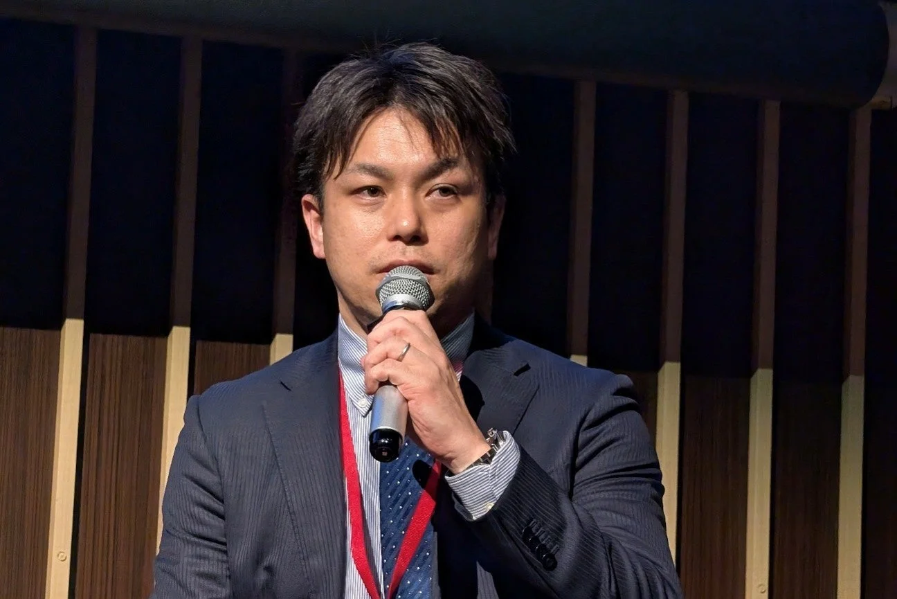講演する栃木氏