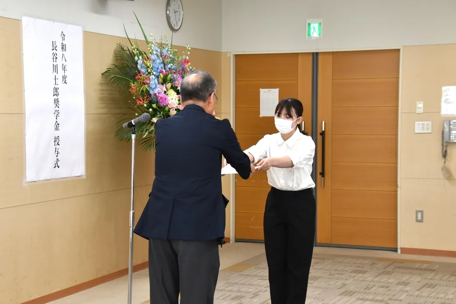 奨学金決定通知を授与する様子
