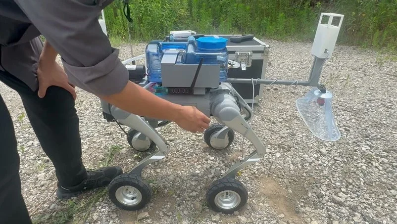 屋外で操作されるロボット