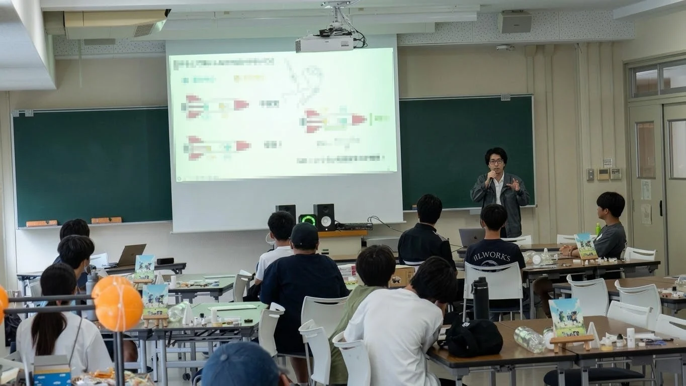 教室でプレゼンテーションを行う講師