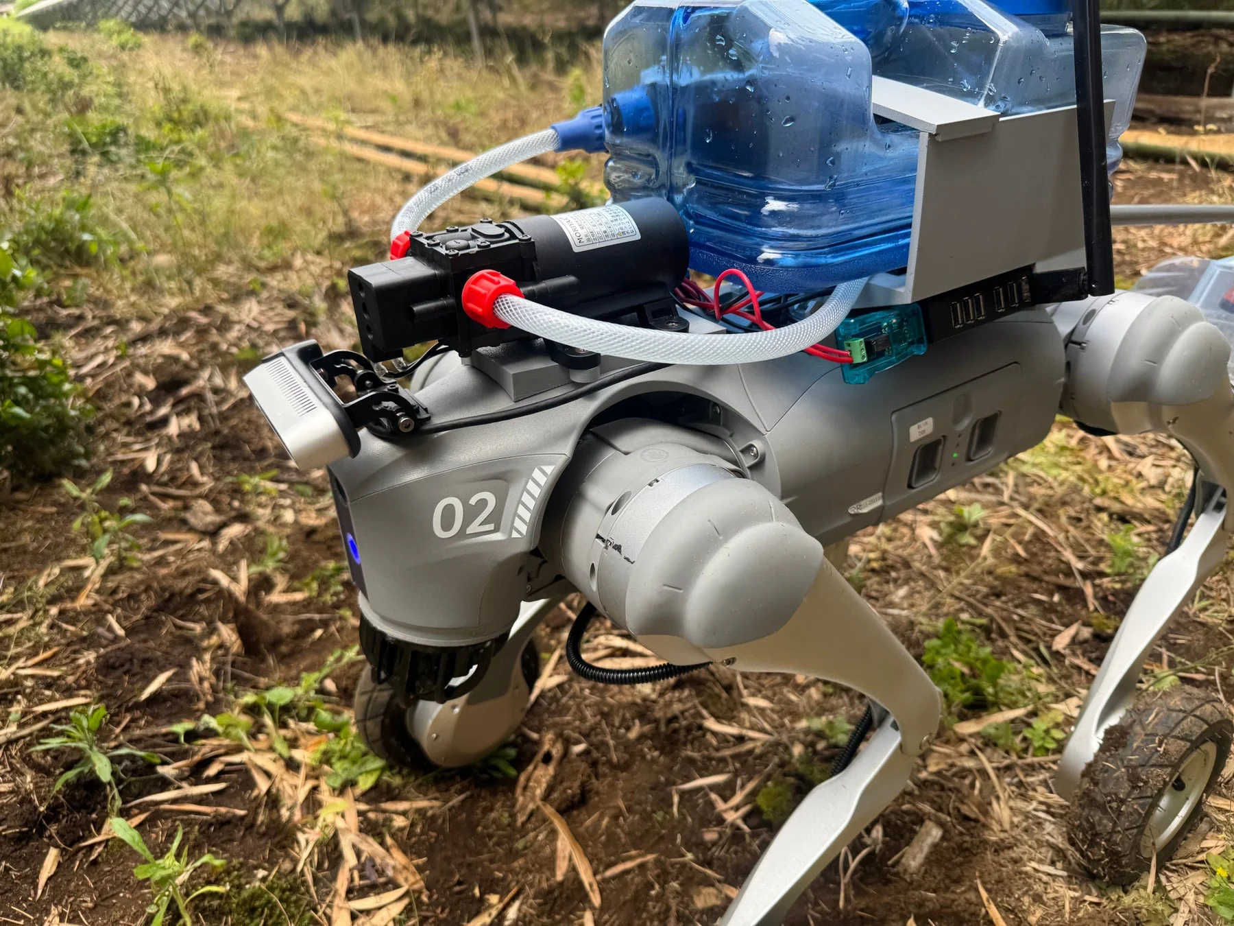 除草剤散布システムを搭載した四足歩行ロボット