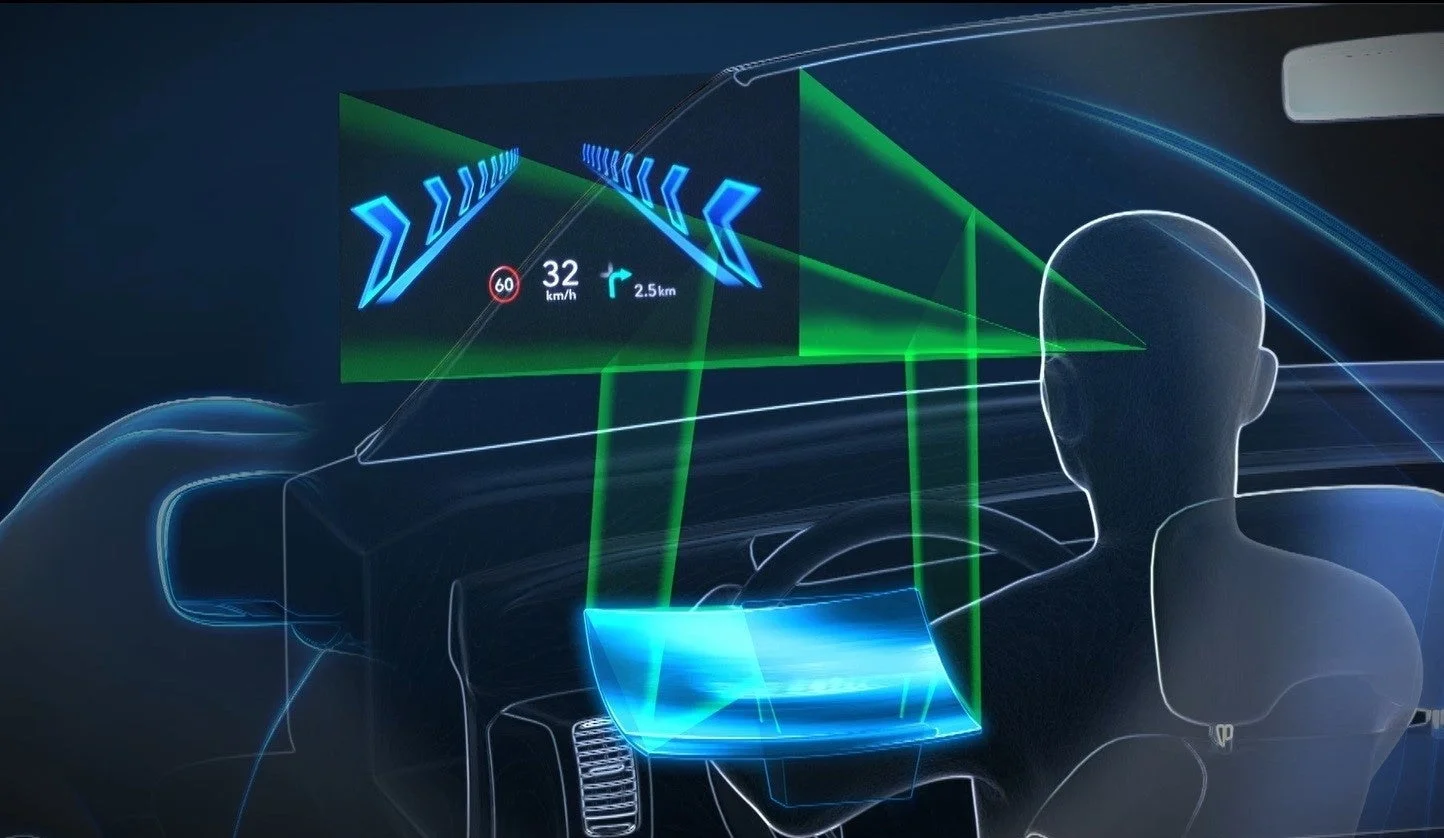 ARヘッドアップディスプレイが運転席からの視点に表示され、速度、制限速度、ナビゲーション情報がフロントガラスに投影されている様子