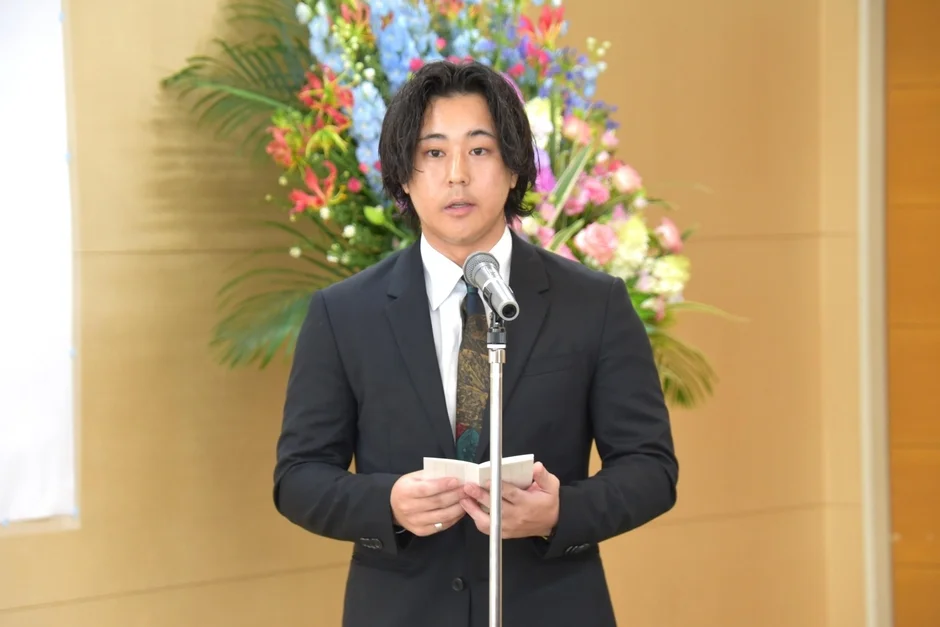 長谷川顧問のメッセージを代読する様子
