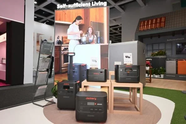 Jackeryのポータブル電源と自給自足生活のイメージ展示