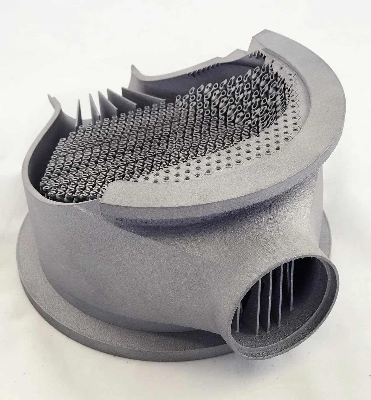 複雑な内部構造を持つ金属製の3Dプリント部品