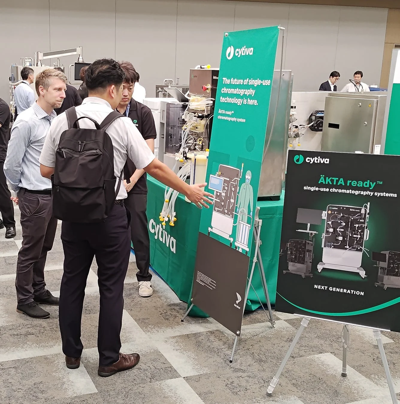CytivaのÄKTA ready™シングルユースクロマトグラフィーシステムが展示された様子