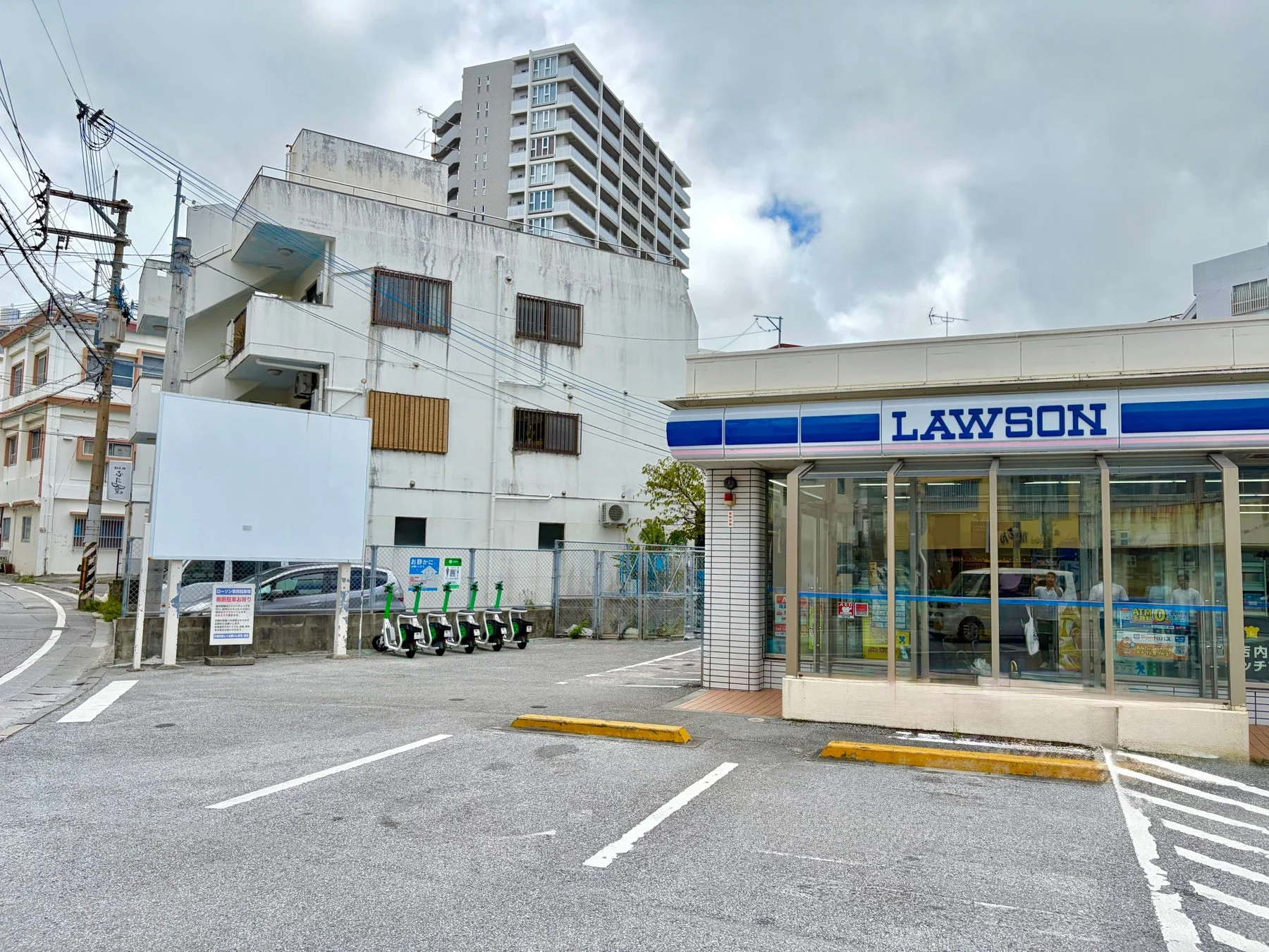 ローソン店舗と複数のLime車両が並ぶ駐車場