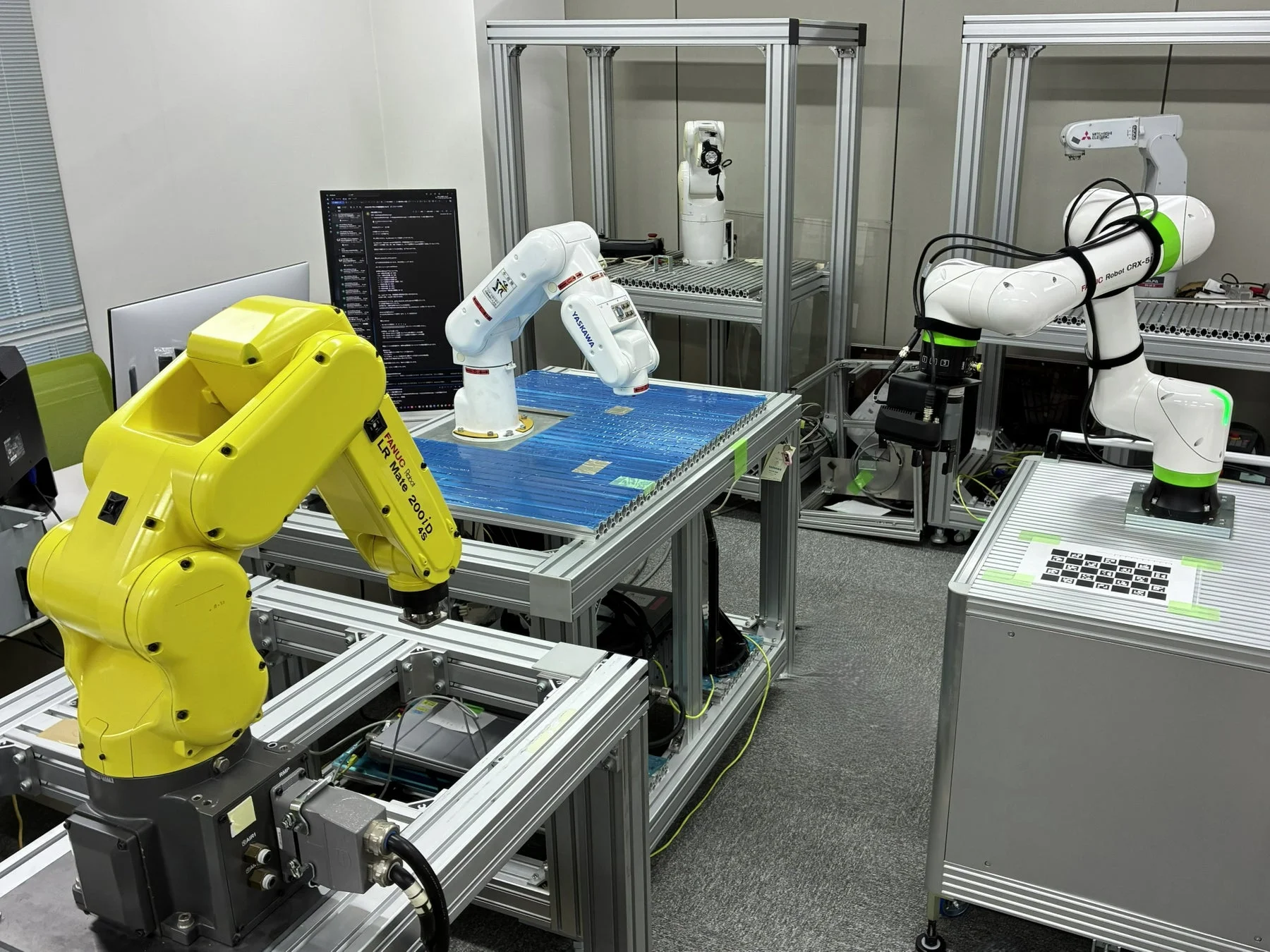 複数の産業用ロボットが稼働する研究室
