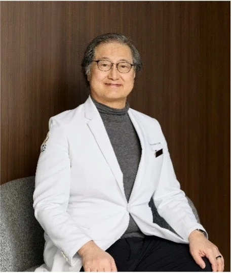 白衣を着た山田秀和氏のポートレート