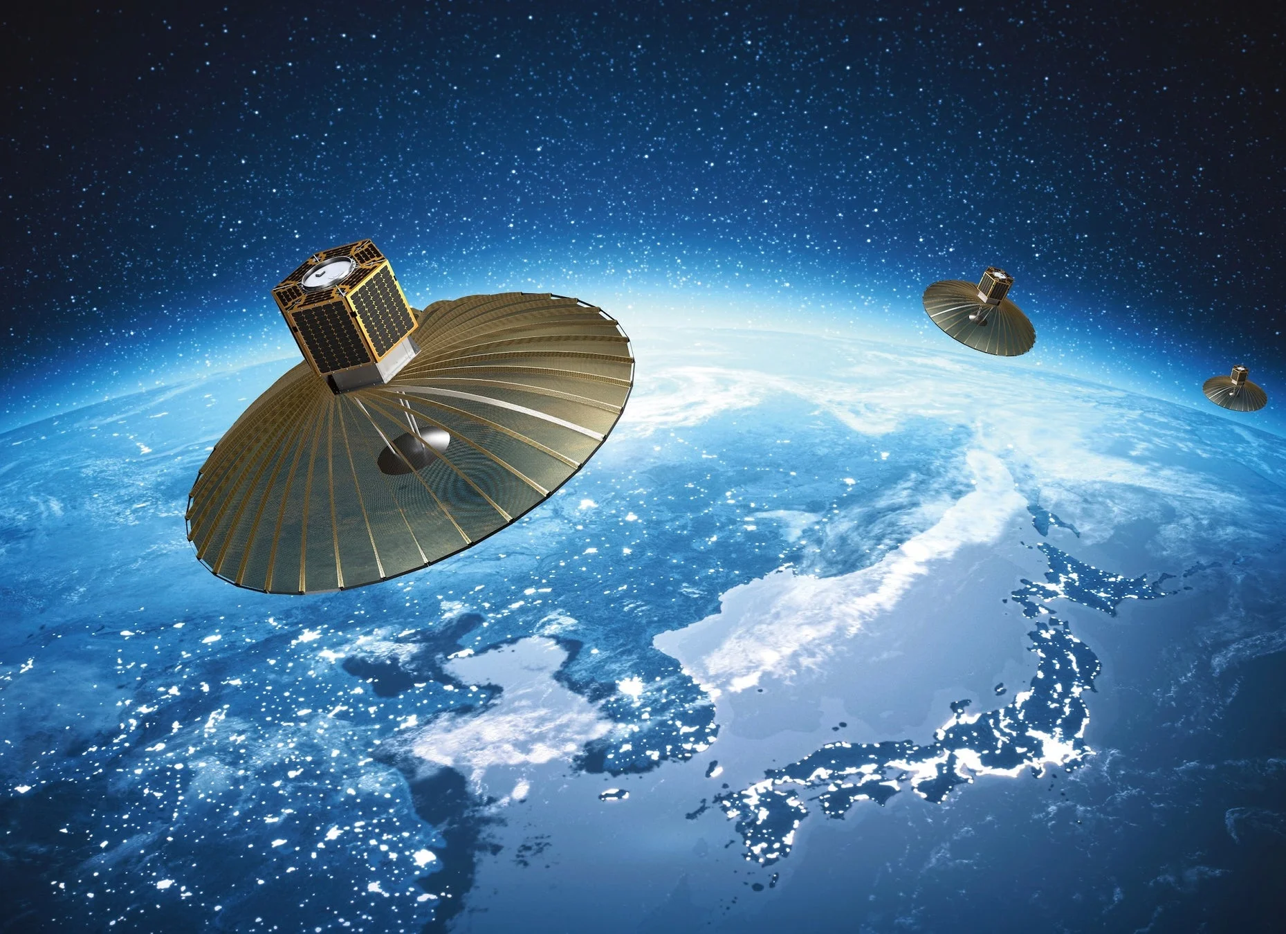 地球の軌道上を飛ぶ複数の衛星と、夜の都市の光が輝く日本列島を宇宙から捉えたイメージ。