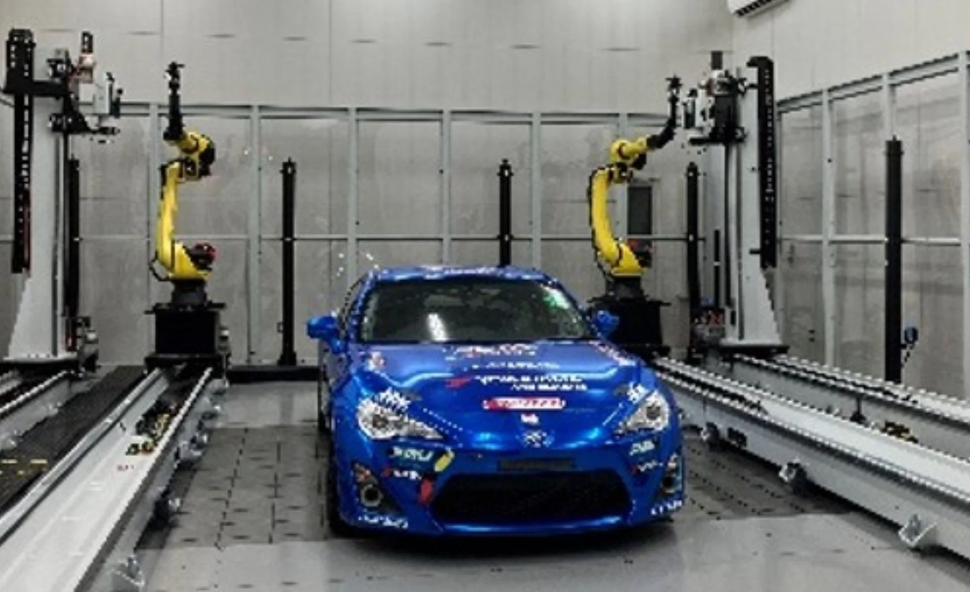 自動車とロボットアーム