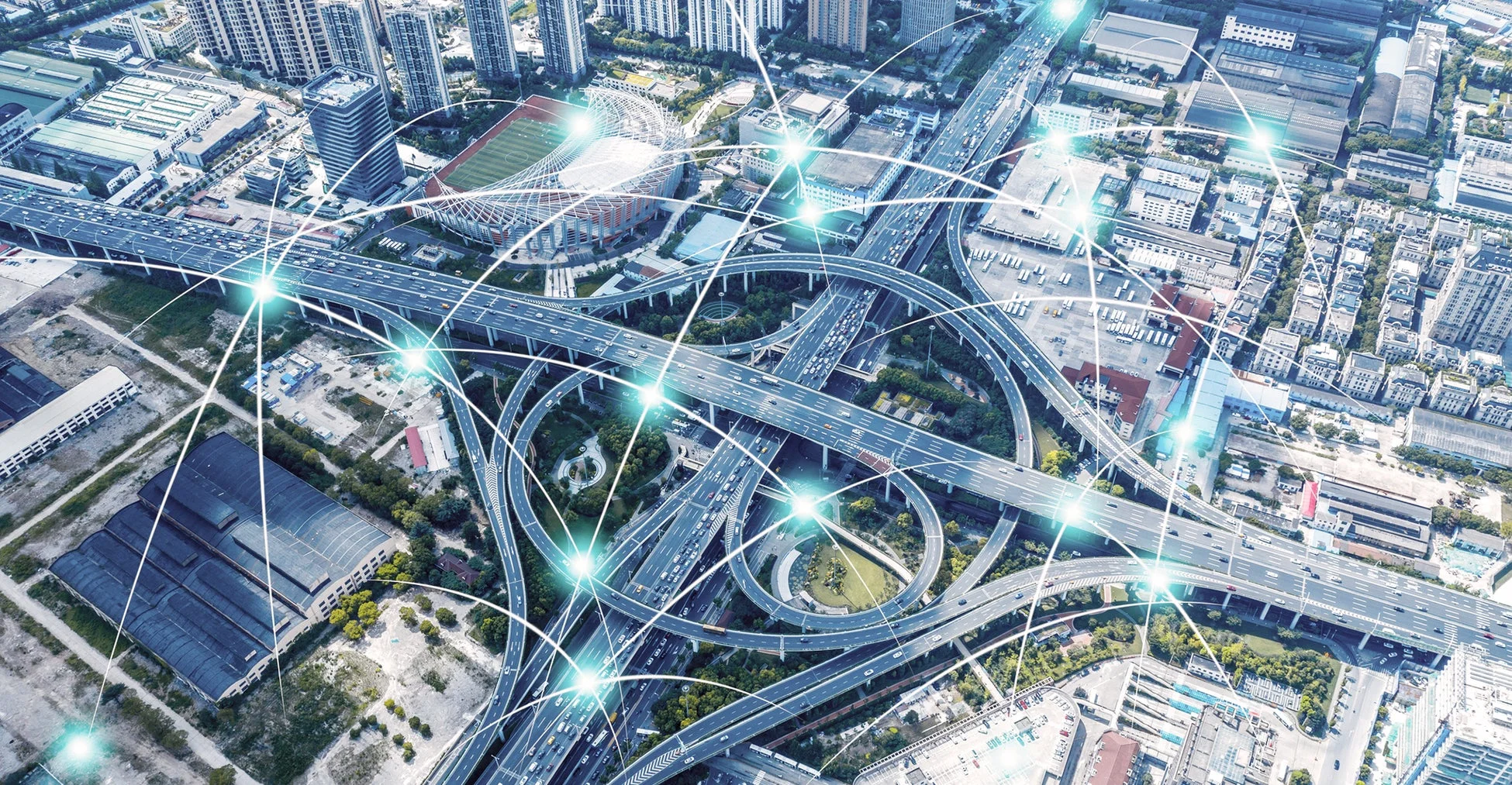 都市の高速道路ジャンクションの空撮に光のラインが重なる画像